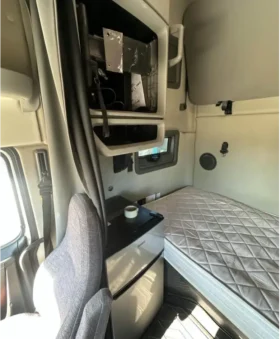 2019 VOLVO VNL760