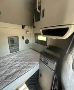 2019 VOLVO VNL760