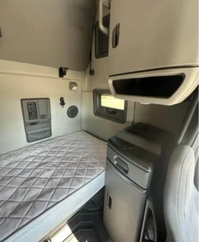 2019 VOLVO VNL760