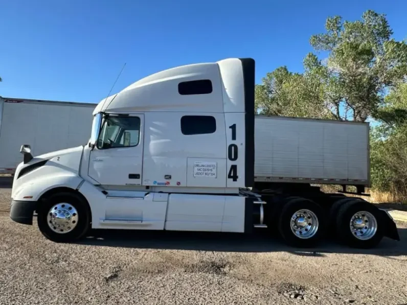 2019 VOLVO VNL760