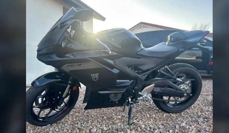
								2025 Yamaha YZF-R1 full									